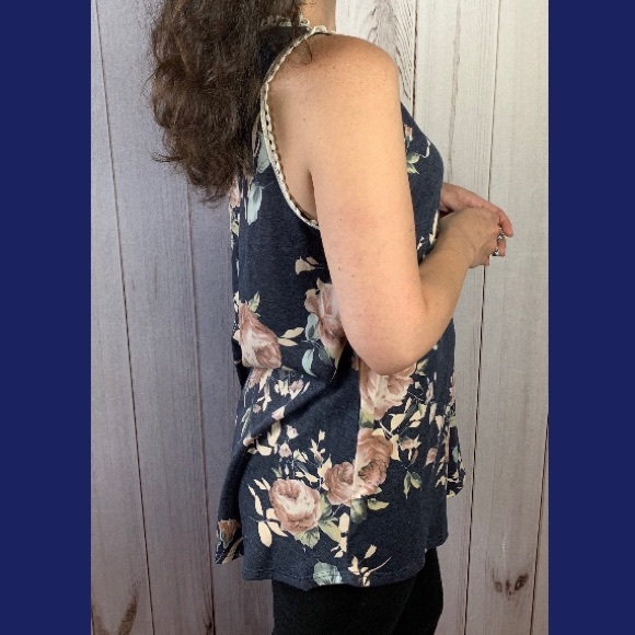 The Anna Top- navy floral sleeveless - Picture 6 of 8